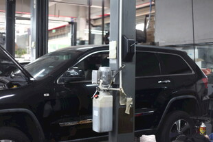 汽车维修车间内的黑色车辆