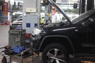 汽车维修车间内的作业场景