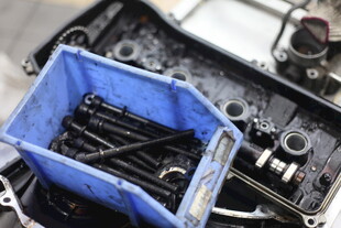 蓝色容器中的机械零件