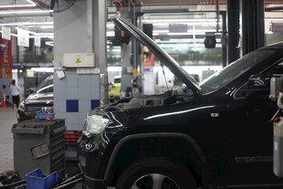 汽车维修车间的工作场景