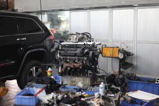 汽车维修车间内的忙碌场景