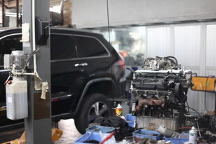 汽车维修车间内景