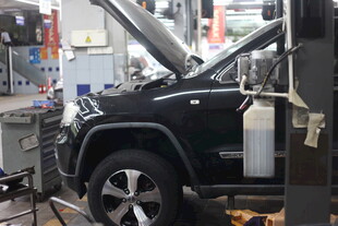 汽车维修中引擎盖已打开