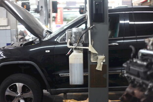 汽车维修车间内的黑色车辆