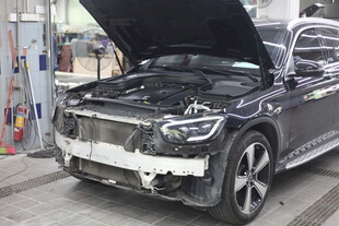 汽车维修中引擎盖已打开