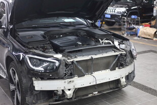 汽车维修中引擎盖已打开