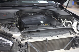 汽车发动机舱内部特写