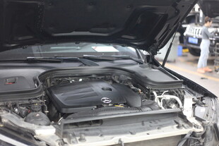 汽车发动机舱内部展示