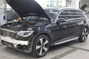 黑色宝马汽车维修中