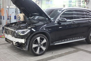 黑色汽车维修中