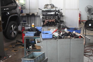 汽车维修车间内的设备工具