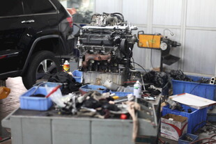 汽车维修车间零件堆放场景