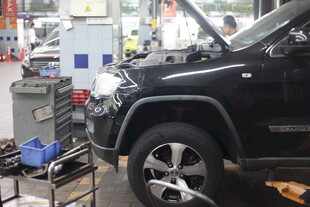 汽车维修车间内的黑色车辆