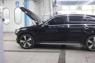 黑色轿车在车间检修