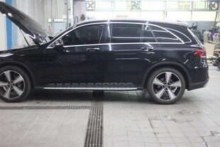 黑色奔驰SUV停在室内