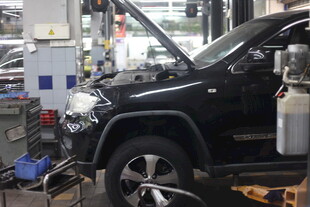 汽车维修车间中的黑色车辆