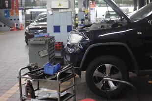 汽车维修车间内的维修场景