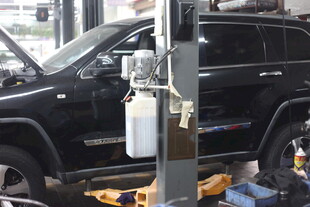 汽车维修车间中的维修场景