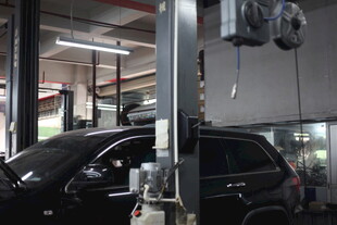 汽车维修车间内的车辆