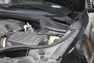 汽车发动机舱细节展示