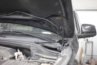 汽车引擎盖打开维修场景