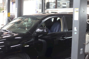 汽车在自动洗车机中清洗