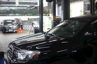 汽车在洗车房内进行清洗