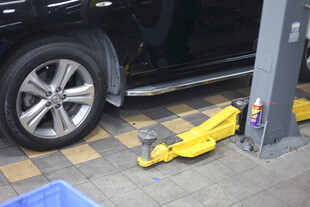 汽车维修升降机作业场景