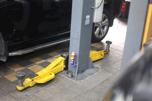 汽车举升机进行车辆维修