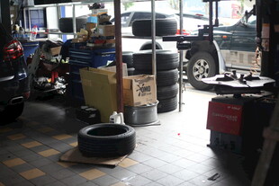 汽车维修车间工作场景