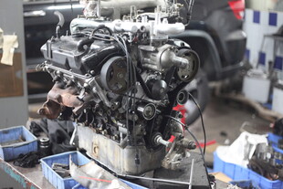 汽车发动机展示与维修