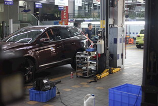 汽车维修车间内的维修场景