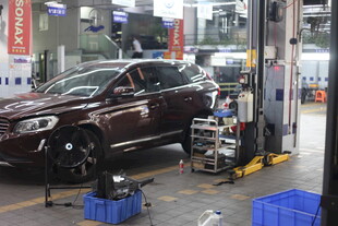 汽车维修车间内的维修场景