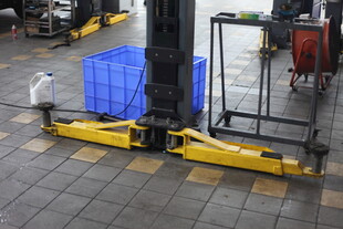 车间中的黄色液压千斤顶