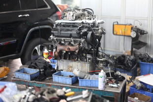 汽车发动机维修场景