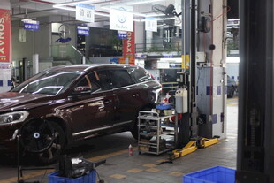 汽车在维修车间进行维修