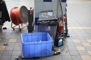 加油站设备与蓝色塑料箱