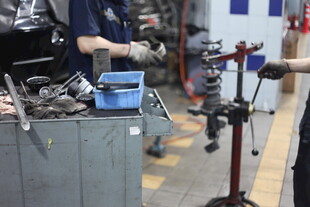 车间内的机械维修场景