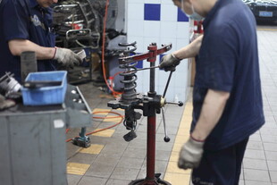 工人专注维修机械设备