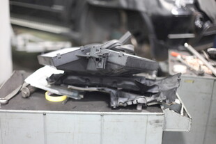 损坏的汽车部件展示