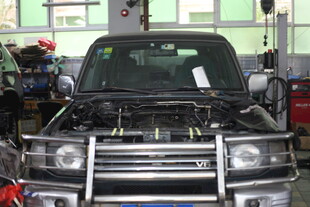 汽修车间内的待修越野车