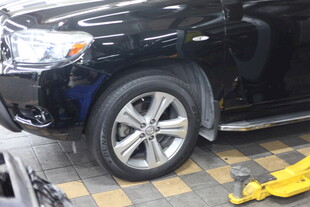 汽车维修场景中的黑色车辆