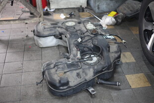 摩托车发动机维修场景