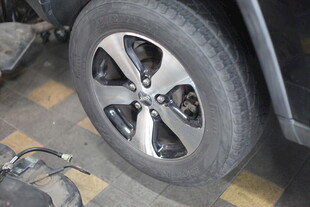 汽车轮胎维修场景