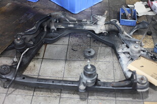 汽车底盘部件维修场景