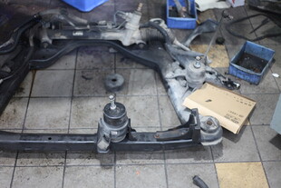 汽车底盘部件维修场景