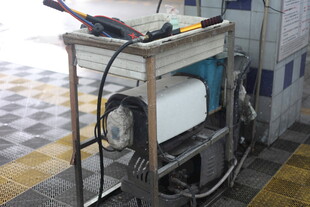 车间中的金属框架设备