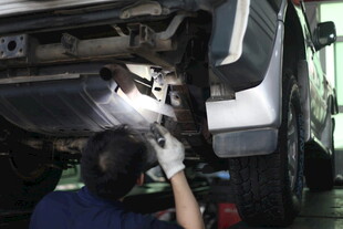 工人检修汽车底盘