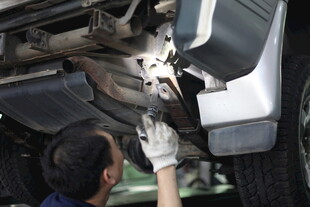 汽车维修工人检查底盘