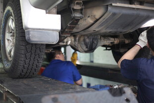 工人检修汽车底盘